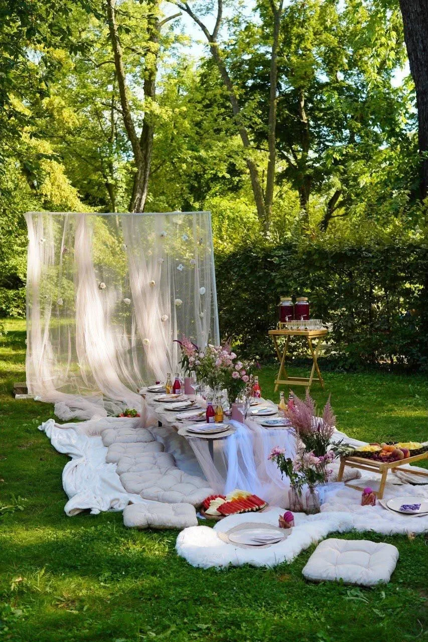 Picknick-Dekoration im Park in Berlin-Brandenburg